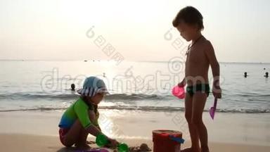 夏季在海滩玩耍的免费儿童