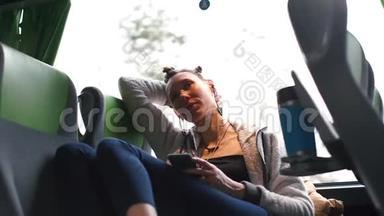 一个女人躺在公共交通工具的乘客座位上。