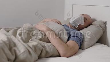 一个病人戴着防护面罩躺在床上。 病毒影响气道。 发热和咳嗽伴随冠状病毒