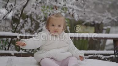 <strong>喜笑颜开</strong>的宝贝女孩坐在雪地公园.. 小男孩享受第一场雪。