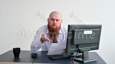 一个秃顶的男人在桌子上看报告和咒骂的肖像。 不满的老板解雇<strong>下属</strong>。