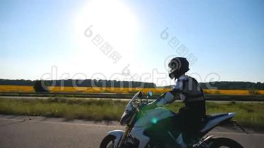 戴头盔的人骑着强大的摩托车在高速公路上快速行驶。 骑摩托车的人骑摩托车去看风景