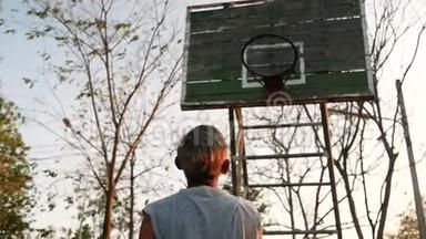 亚洲老年人在夏天的操场上<strong>打篮球</strong>。 健康的生活方式和保健理念..