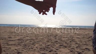 年轻快乐的一对夫妇在海滩上奔向大海，互相牵着手。 男人和女人慢<strong>跑到</strong>岸边