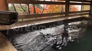 日本onsen温泉浴在日本卡加市。
