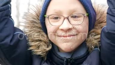 <strong>早春</strong>，十岁的可爱开朗的少年戴着眼镜，在操场上荡秋千