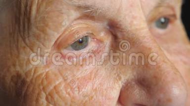 看着某件事沉思的老妇人的画像。 闭上眼睛，周围有皱纹。 祖母