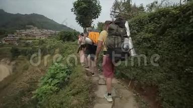 白人游<strong>客</strong>，<strong>徒步</strong>旅行者背包<strong>徒步</strong>旅行在尼泊尔，尼泊尔村。 后方视野。 女人，男人。