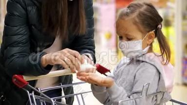 儿童戴防护面罩，在杂货店用消毒器消毒双手。