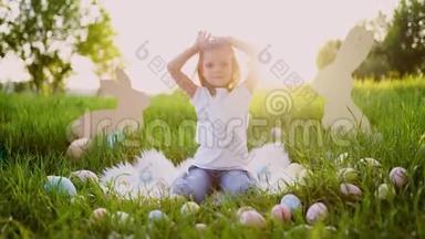 一个女孩在街上玩<strong>兔子</strong>。 用手<strong>做兔子</strong>耳朵。 复活节