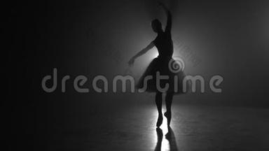 <strong>芭蕾</strong>舞演员在<strong>芭蕾</strong>舞中表演，在舞台上跳跃。 <strong>芭蕾</strong>舞演员在黑暗的工作室里练习吸烟。 慢动作。