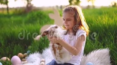 一个女孩在街上玩兔子。 用手做兔子耳朵。 复活节