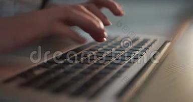 编码，女人手编码html和编程屏幕笔记本电脑，开发网页，开发人员。