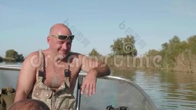 白人渔夫坐在那里微笑。 <strong>初晴</strong>的秋晨在河上.. 男人`休闲和放松。 前景。