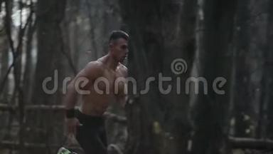 年轻的肌肉运动员在森林里<strong>奔跑</strong>。 在树之间<strong>奔跑</strong>。 慢动作