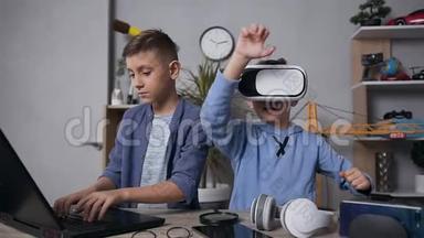 快乐的长得漂亮的十几岁的弟弟们使用<strong>增强</strong>现实眼镜和<strong>电脑</strong>玩电子游戏