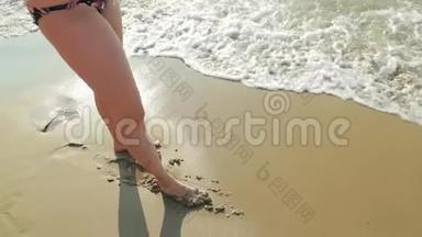 年轻的白种人女士穿着<strong>泳装</strong>在海边散步。 海洋<strong>海滩</strong>度假。 慢动作，慢动作
