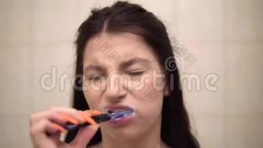 女人刷牙时觉得牙疼。 <strong>牙齿</strong>护理，<strong>疼痛</strong>