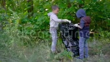 孩子们正在把森林里的垃圾放进黑色塑料袋里，共同清理领地
