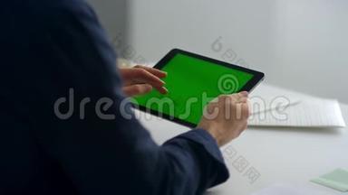 商人手触摸平板电脑屏幕。 人在填充单元格上键入消息。
