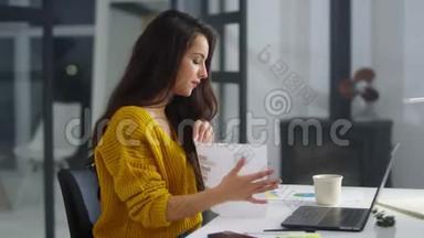 专注的女商人在视频通话中<strong>展示图</strong>表。