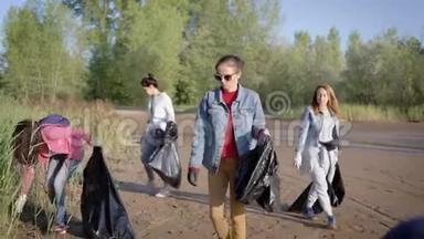 一群高中生正在夏天收集大自然的垃圾，把垃圾从地上带走