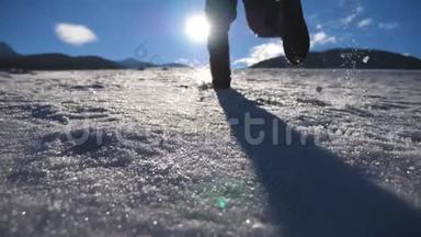 阳光明媚的一天，年轻人在<strong>雪地</strong>上慢跑。 面目全非的家伙跳在<strong>雪地</strong>草地上举手。 太阳光线