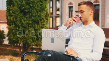商人，穿着商业风格，坐在公园的长椅上，在笔记本电脑上打字