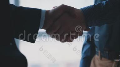 两个人握手。 友好的男人正在握手。 商业伙伴都在握手。 背景模糊。 关门