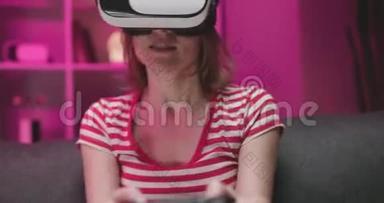 情绪化的女人戴着VR耳机玩电子游戏。 女人放松玩电子游戏使用vr耳机。 高加索人