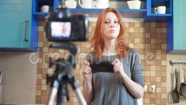 女食品博客影响者正在录制视频或播客。 教你如何佩戴医用口罩。 博客