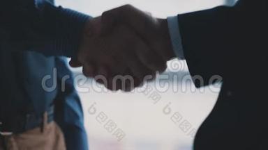 作物。 两个人<strong>握手</strong>。 友好的男人正在<strong>握手</strong>。 商业伙伴都在<strong>握手</strong>。 背景模糊。 关闭