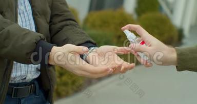 人喷洒在手上防腐剂，以保护免受细菌和冠状病毒或Covid19。 正确的防疫措施