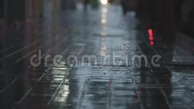 雨夜模糊的街道