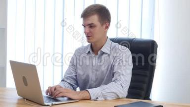工作空间中桌面键盘上的商人类型。 人伸出拇指手指.. 快关门。 复制空间。 4K.