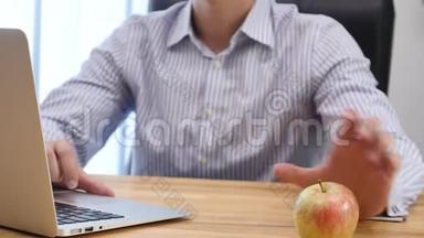 在工作区的桌面键盘上`商人的手。 背景模糊。 快关门。 复制空间。 作物。 4K.