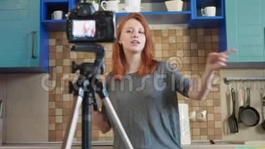 食品博客女孩影响者正在厨房录制视频或播客。 让生活方式博客vlog健康和健康