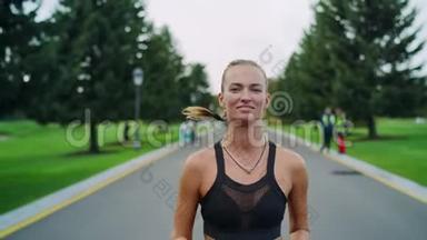 快<strong>乐运动</strong>的女人在公园慢跑。 女孩在户外做有氧<strong>运动</strong>