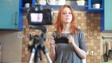 女食品博客影响者正在录制视频或播客。 教你<strong>如何</strong>佩戴医用口罩。 博客