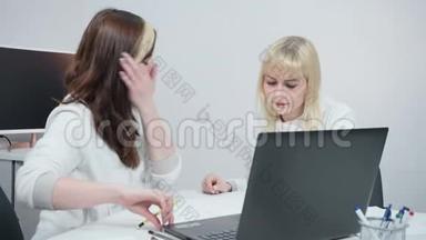 两位女商人讨论办公室工作的录像