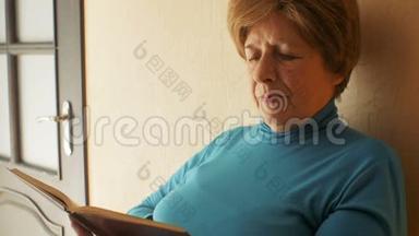 可爱的奶奶的脸晚上在家看书，老人的生活方式，奶奶的休闲
