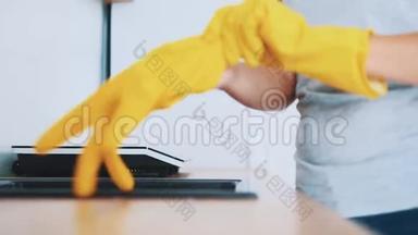 那个女人正在戴上黄色的橡胶手套。 作物。 快关门。 4K.