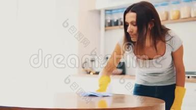 戴着黄色橡胶手套的女人正在<strong>厨房</strong>用除脂剂喷雾和布清洁烹饪<strong>面板</strong>。 作物。 复制空间