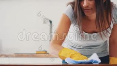 戴着黄色橡胶手套的女人正在<strong>厨房</strong>用除脂剂喷雾剂和除尘器清洗烹饪<strong>面板</strong>。 作物。 复制空间