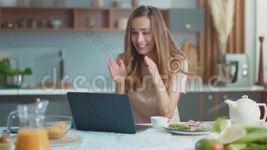 女人在笔记本电脑上和朋友在线聊天。 女士在家里用网络摄像机<strong>打手</strong>势
