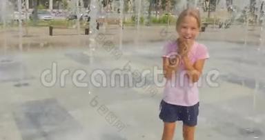 年轻女孩在城市公园喷泉里玩得开心