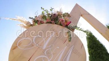春季夏季绿园举行婚礼的装饰场所。 桌子上铺着白色的结婚蛋糕