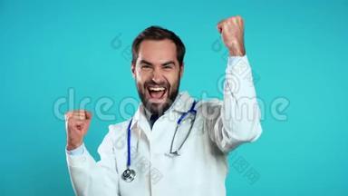 医生穿着职业医疗白大褂的肖像，显示YES标志手势