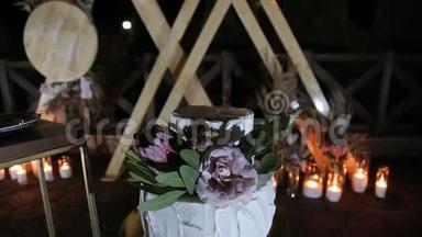 景为新婚夫妇的晚婚礼.. 婚礼蛋糕上的蜡烛用于婚礼仪式。 婚礼