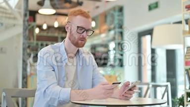 红发男子在咖啡厅网上<strong>缴费</strong>失败